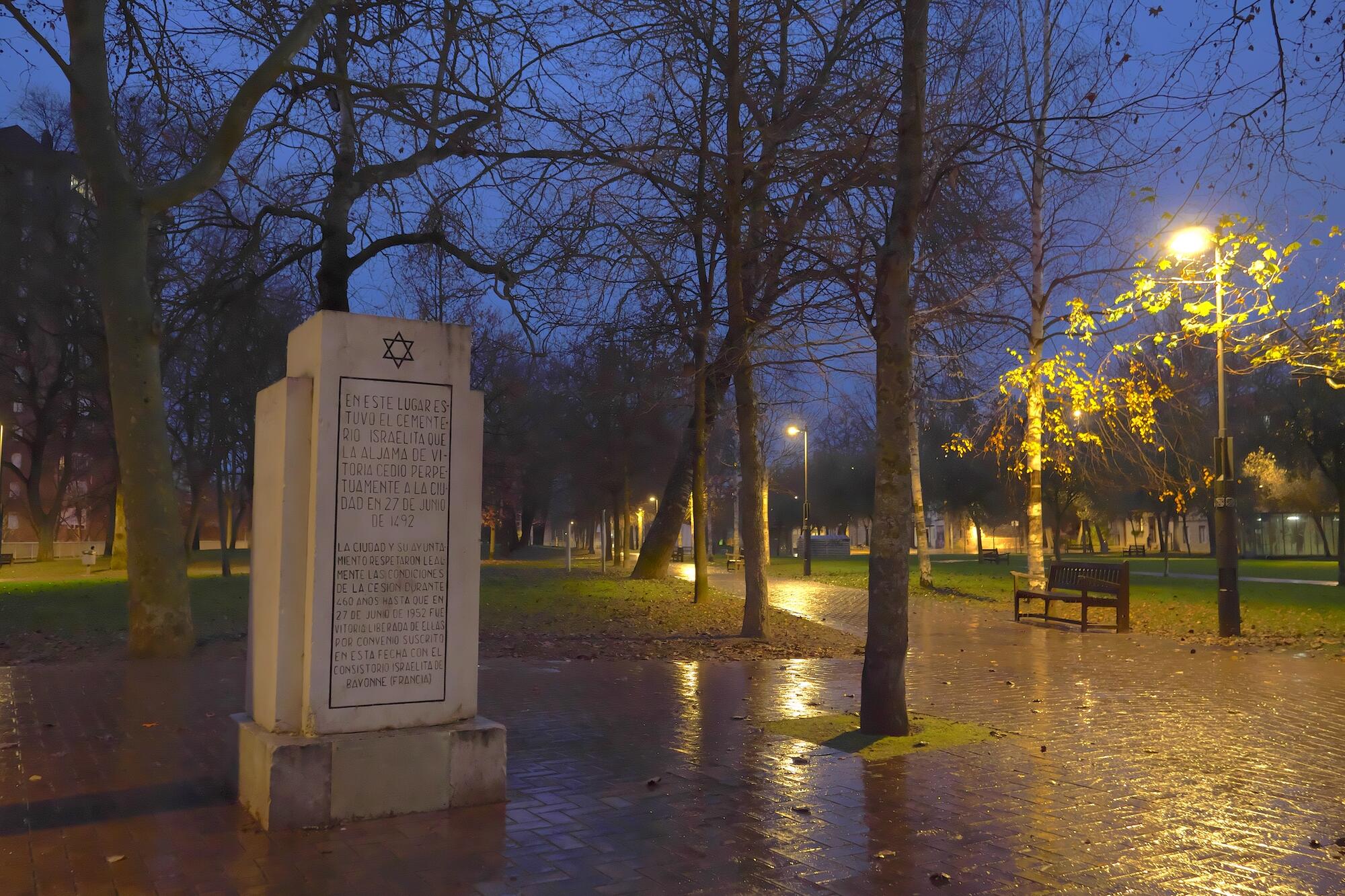 Monolito en memoria del antiguo cementerio judío de Vitoria-Gasteiz